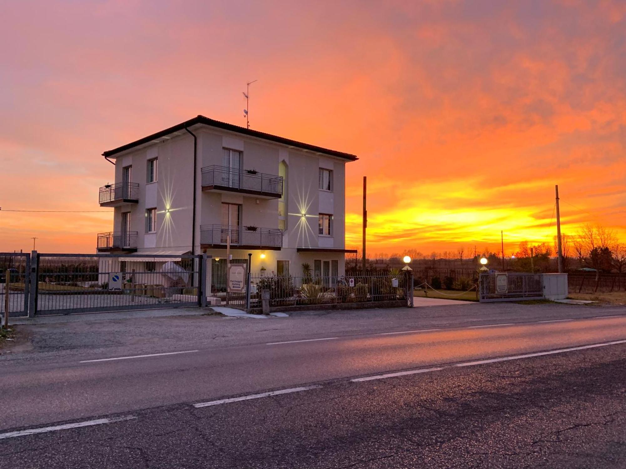 Incanto Di Luna Hotel Сірміоне Екстер'єр фото